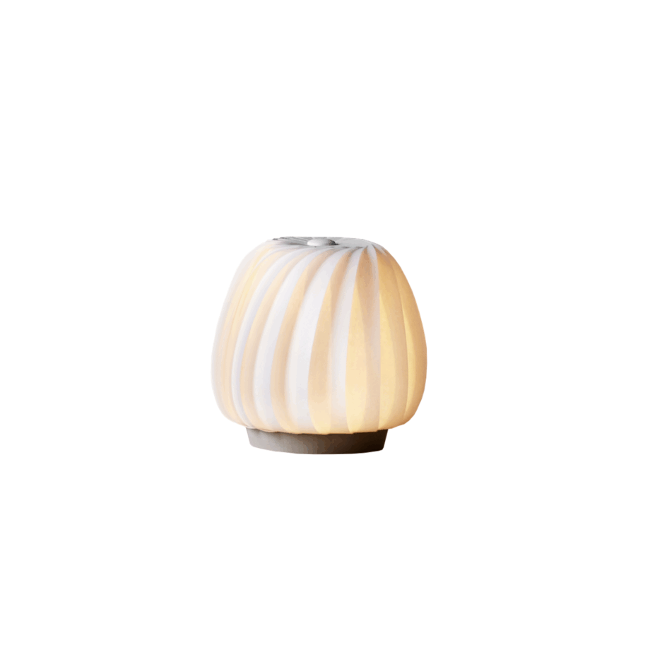Elegant Tom Rossau ST906 Bordlampe i Birk – Stilfuld Belysning