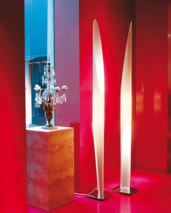 Elegant Hvid Shakti Gulvlampe i Børstet Stål – Tilbud!