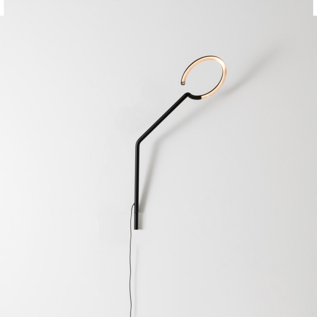Elegant Sort Vine Light Væglampe fra Artemide – Udsalg!