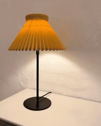 334t Bordlampe Sort Papir Buttermilk - Le Klint Lampoo