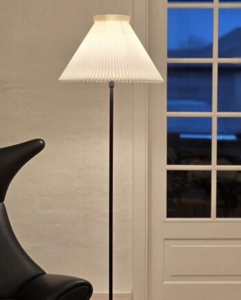 334h Gulvlampe Sort Standardskærm - Le Klint Lampoo